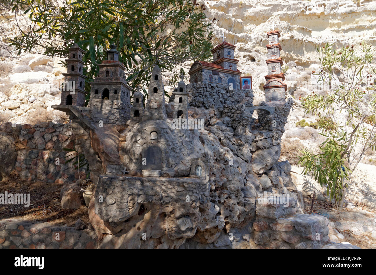 Modello commemorativo di chiese e di edifici religeous in grande dettaglio, costituito da ciottoli trovati sulla spiaggia, vicino a Archangelos, Rodi, Grecia. Foto Stock Modello commemorativo di chiese e di edifici religeous in grande dettaglio, costituito da ciottoli trovati sulla spiaggia, vicino a Archangelos, Rodi, Grecia. Foto Stock