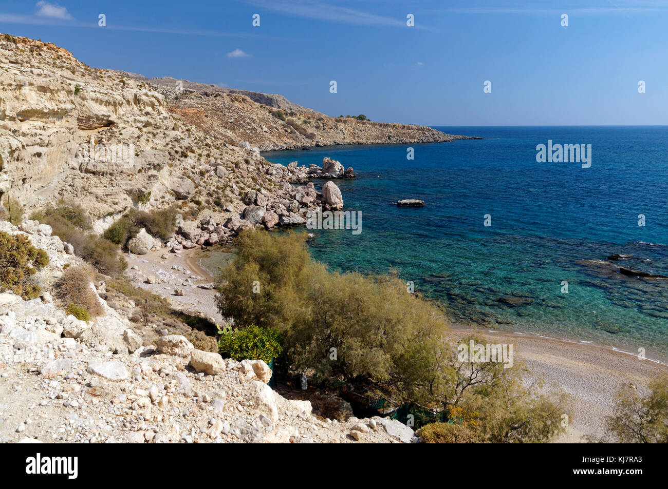 Spiaggia di nascosto vicino alla sabbia rossa Bay o Kokkini Ammos, vicino Archangelos, RODI, DODECANNESO isole, Grecia. Foto Stock Spiaggia di nascosto vicino alla sabbia rossa Bay o Kokkini Ammos, vicino Archangelos, RODI, DODECANNESO isole, Grecia. Foto Stock