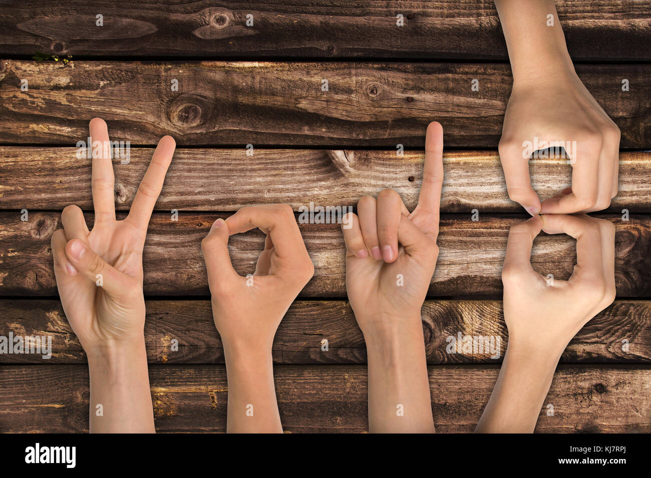 2018 scritta con le mani e le dita su uno sfondo di legno Foto Stock