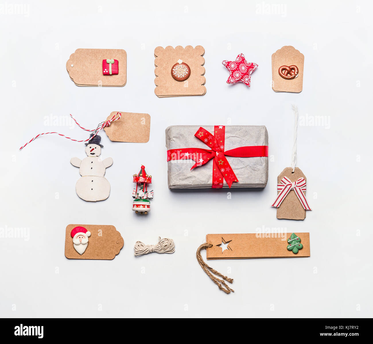 Regalo di natale il concetto di incarto. laici piana di vario artigianato carta eco confezione di cartone e i tag con decorazione vintage sul background del desktop bianco, t Foto Stock