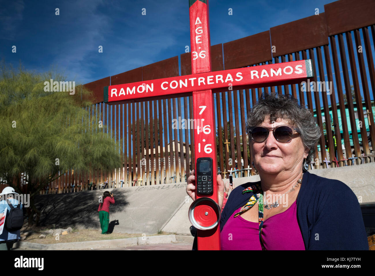 Nogales, Arizona USA e Nogales, Sonora Messico - 11 novembre 2017 - si sono svolti raduni su entrambi i lati del confine tra Stati Uniti e Messico chiedendo di più Foto Stock