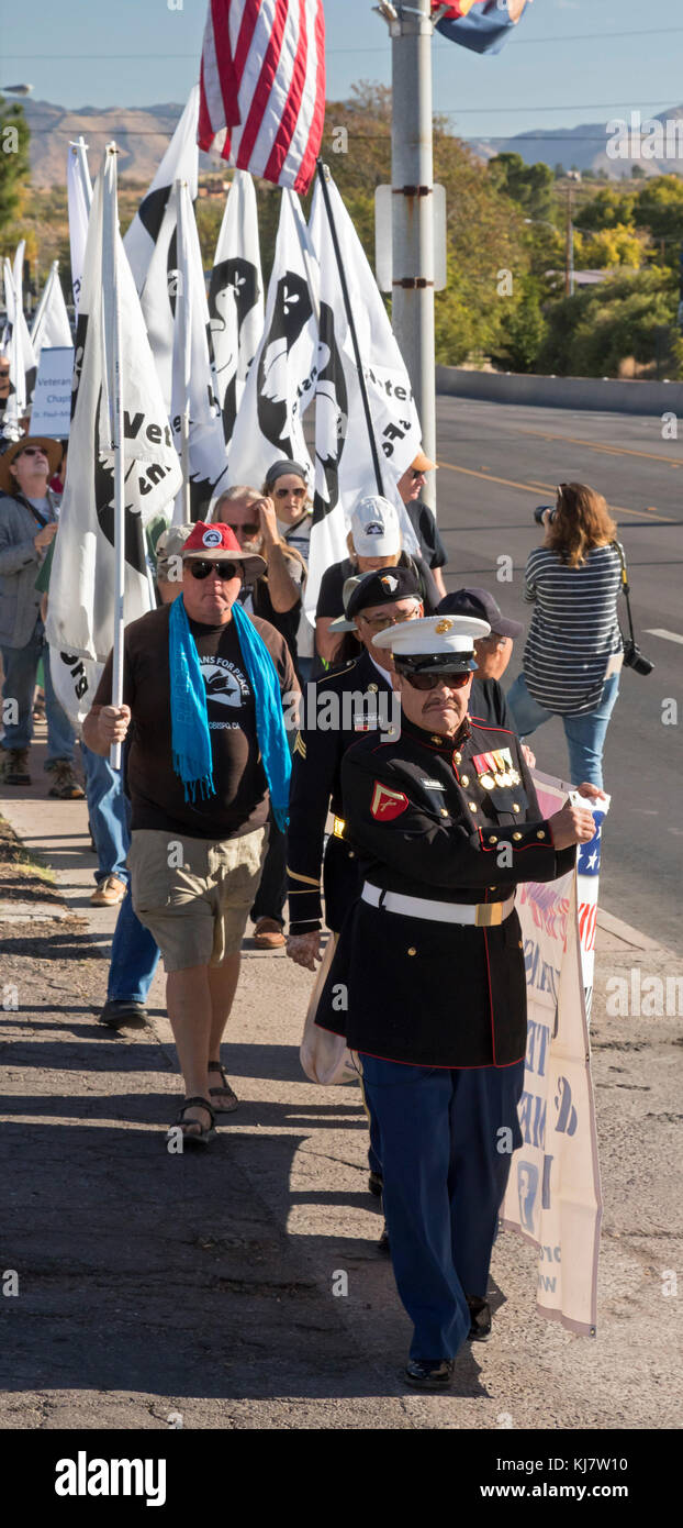 Nogales, Sonora Messico - in occasione della giornata dei veterani, Veterans for Peace ha condotto una marcia su entrambi i lati del confine tra Stati Uniti e Messico chiedendo un'immigrazione più aperta e un Foto Stock