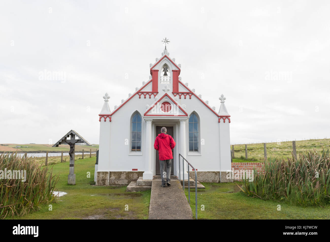 Tourist entrando nella cappella italiana, isole Orcadi Scozia, Regno Unito Foto Stock