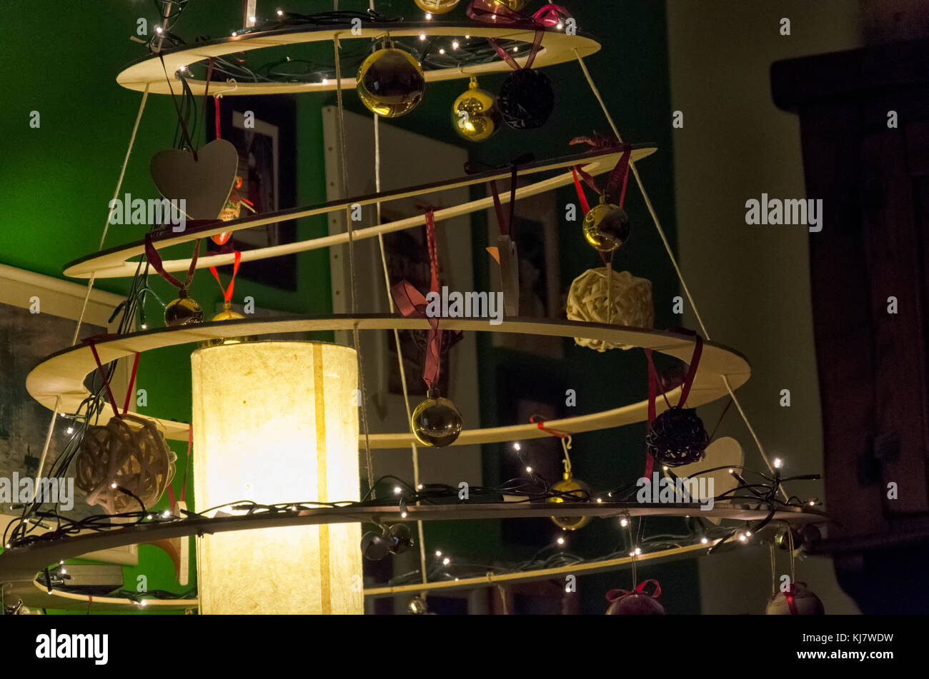 Vista di un moderno albero di Natale fatto con materiale scadente Foto Stock