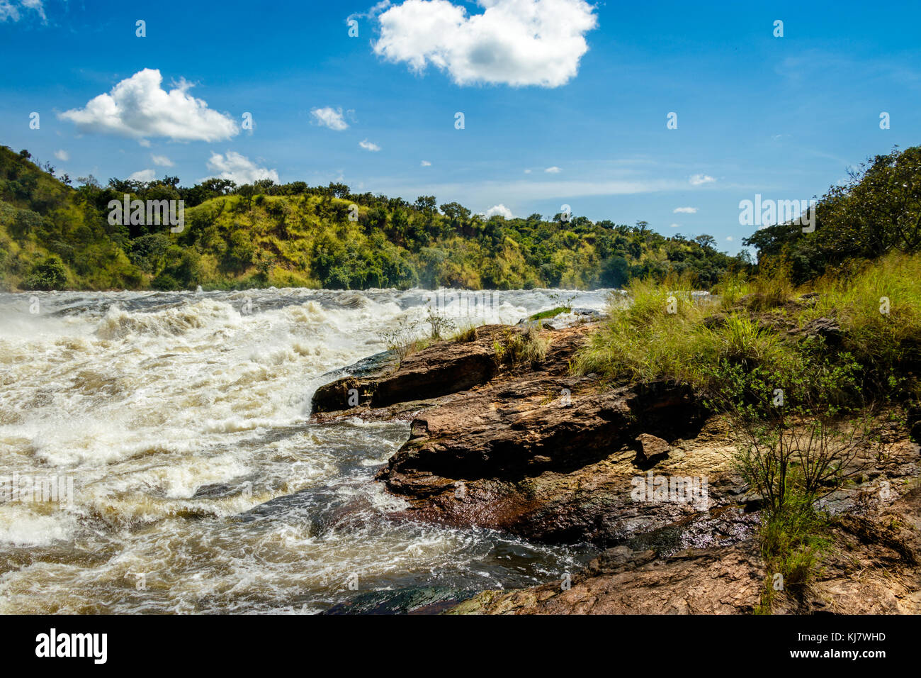 La potenza di Murchison Falls, noto anche come kabalega falls, è una cascata tra il Lago Kyoga e il lago Albert sullo sfondo bianco del fiume Nilo in Uganda. Foto Stock