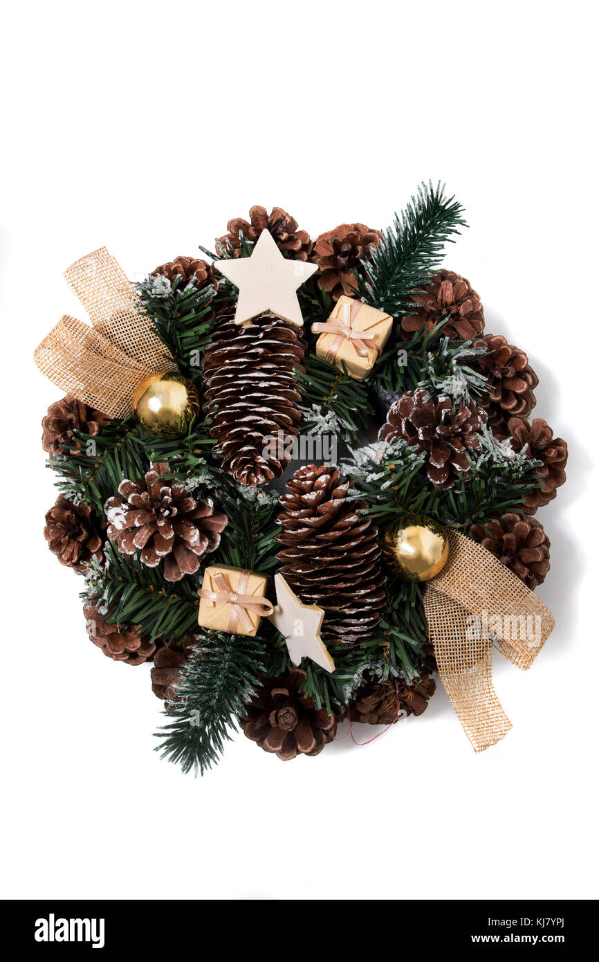 Arrotondata cono di pino decorazione su uno sfondo bianco. Foto Stock