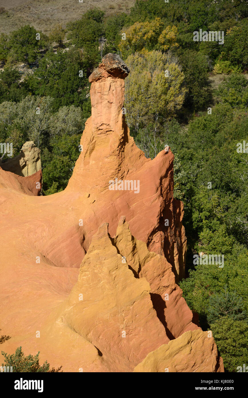 Oucrop ocra, Hoodoo o formazione di Fata Chimney, Ochre Landscape, Colorado Provençal, Rustrel, Luberon, Provenza, Francia Foto Stock