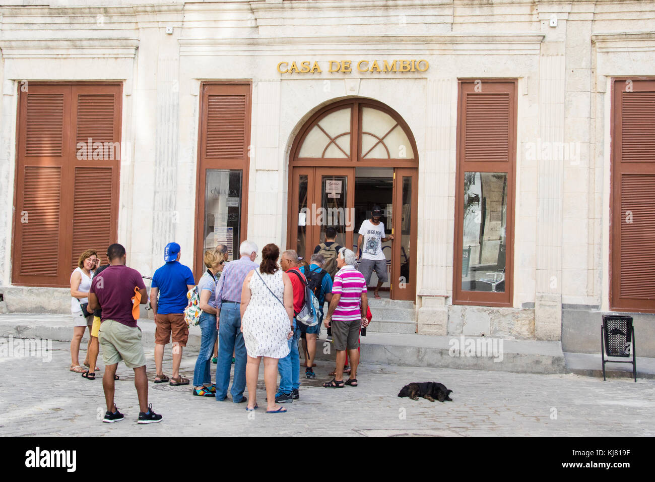 Linea presso la Casa de Cambio, cambiavalute in Havana, Cuba Foto Stock