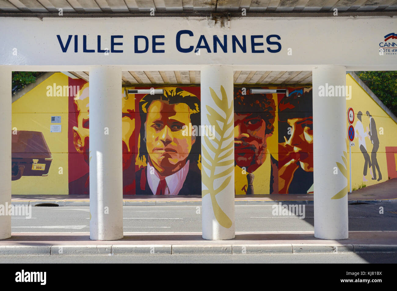 Cannes sottopassaggio con Pulp Fiction pitture murali o murale celebra il Festival del Cinema di Cannes & industria cinematografica, all'estremità sud della Croisette Foto Stock
