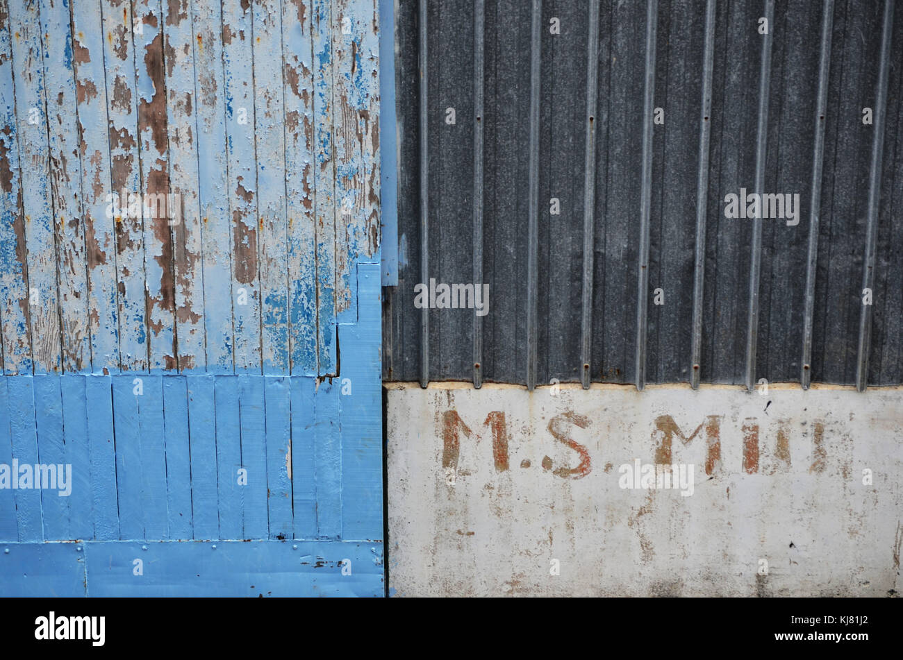 Legno dipinto di ferro ondulato dockside pannelli in Papua Nuova Guinea Foto Stock