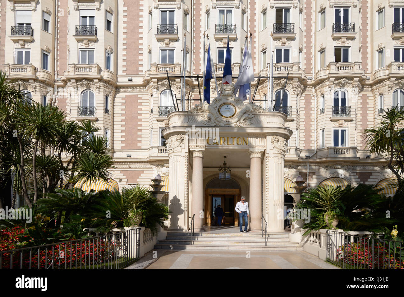 Ingresso al Luxury InterContinental Carlton Hotel, costruito nel 1911, sul Boulevard de la Croisette, Cannes, Alpes-Maritimes, Francia Foto Stock