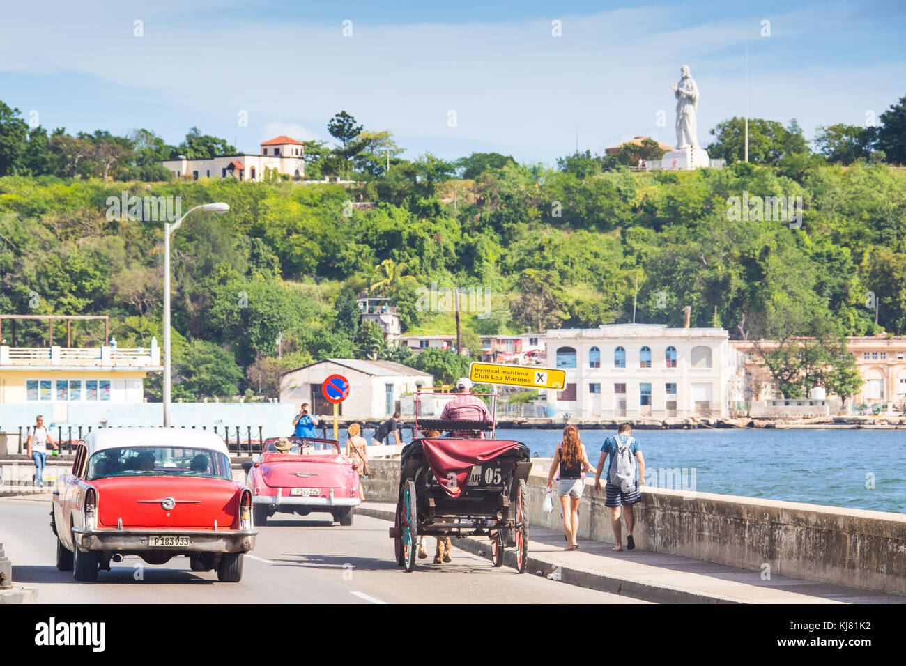 Scena di strada e Cristo de La Habana statua, Havana, Cuba Foto Stock