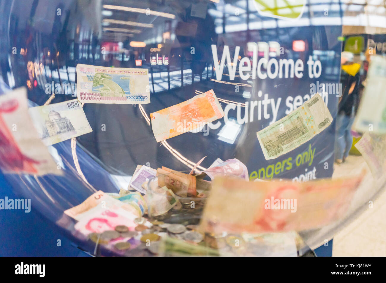 La valuta estera donazione in denaro box all'aeroporto di Gatwick, England, Regno Unito Foto Stock
