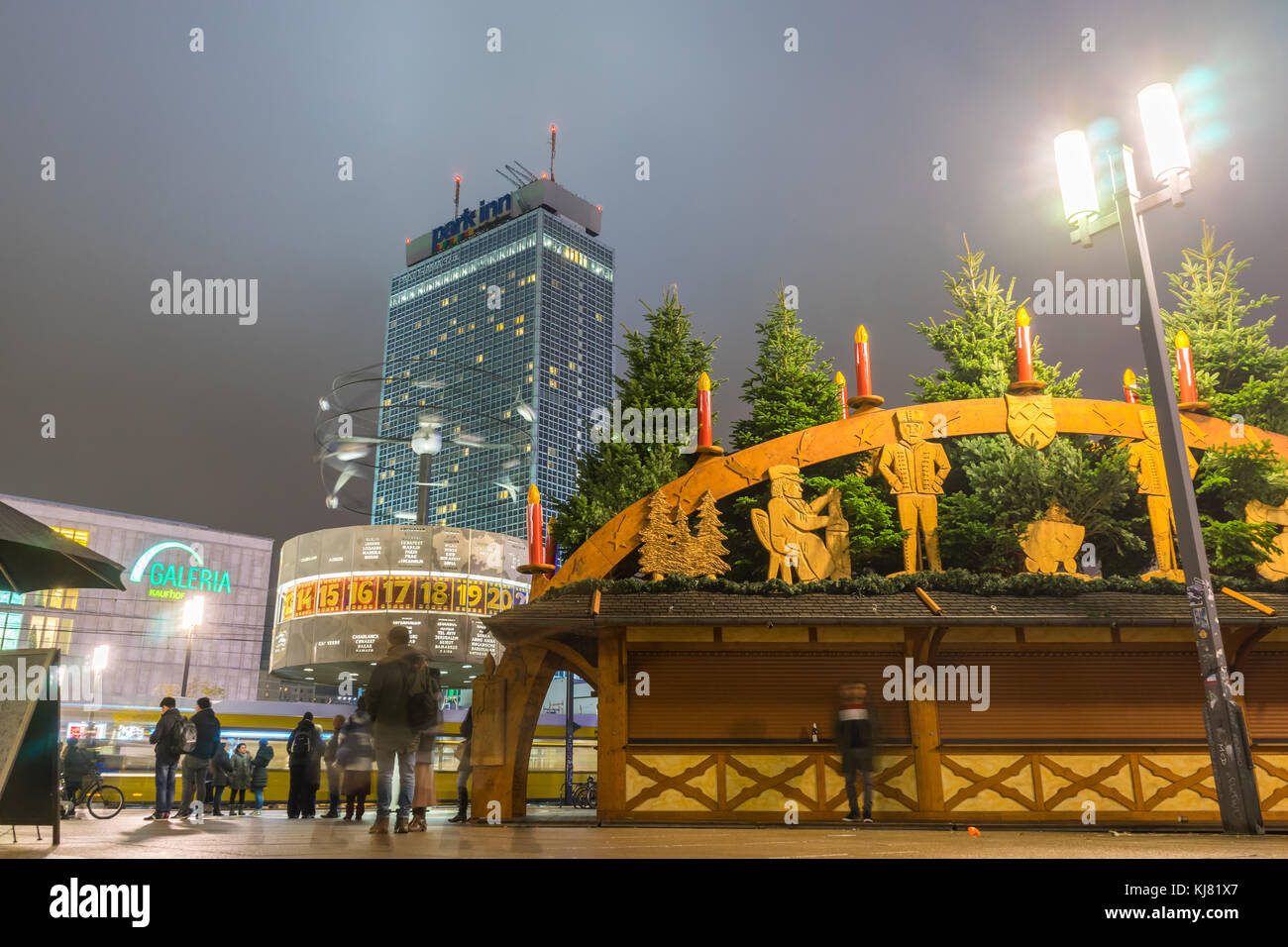 Vista su Alexanderplatz di Berlino di notte con il mondo time clock (Weltzeituhr) e il Park Inn Hotel e il Kaufhaus Galeria, Berlino, Germania Foto Stock
