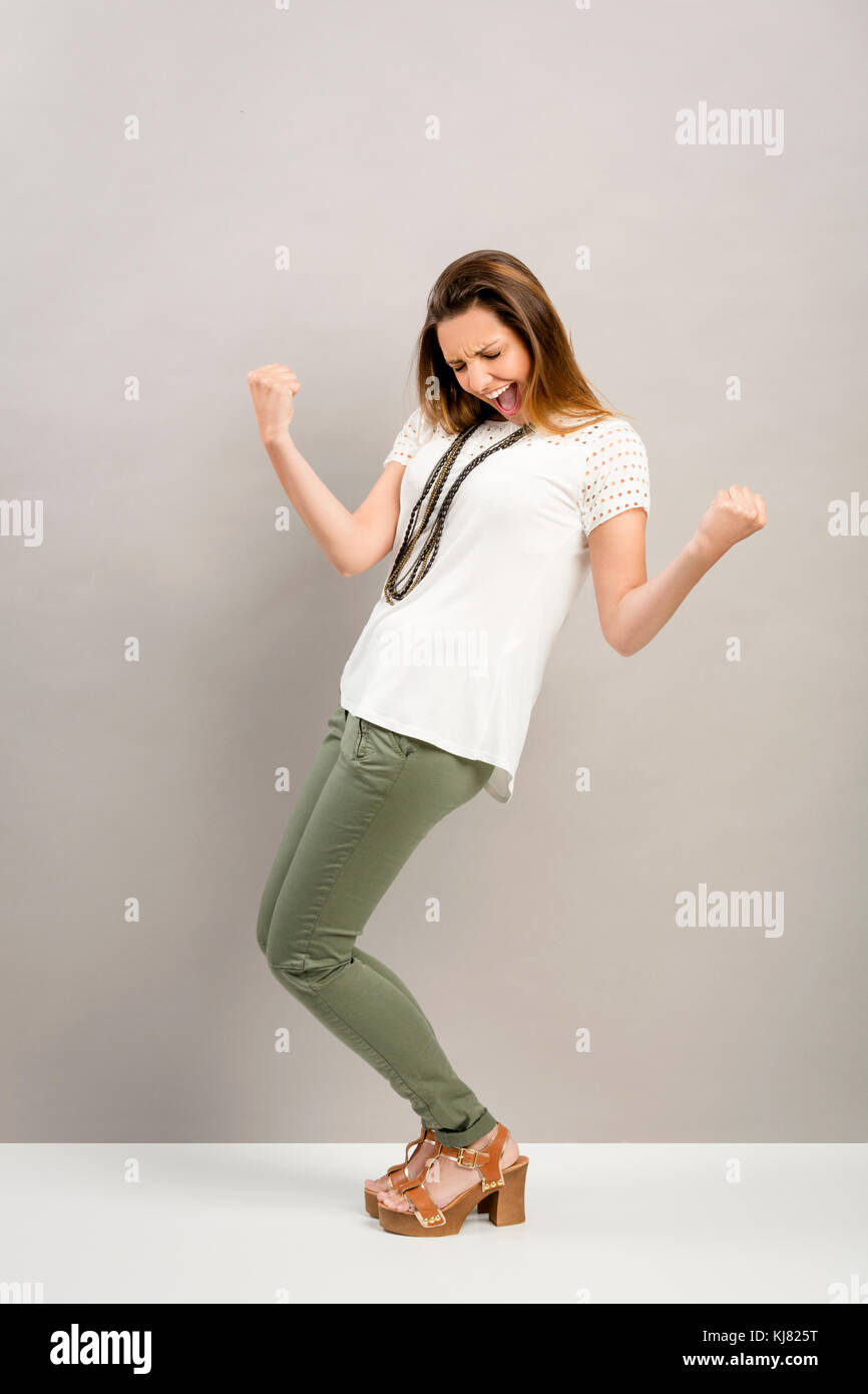 Bella giovane donna felice con le braccia in alto Foto Stock