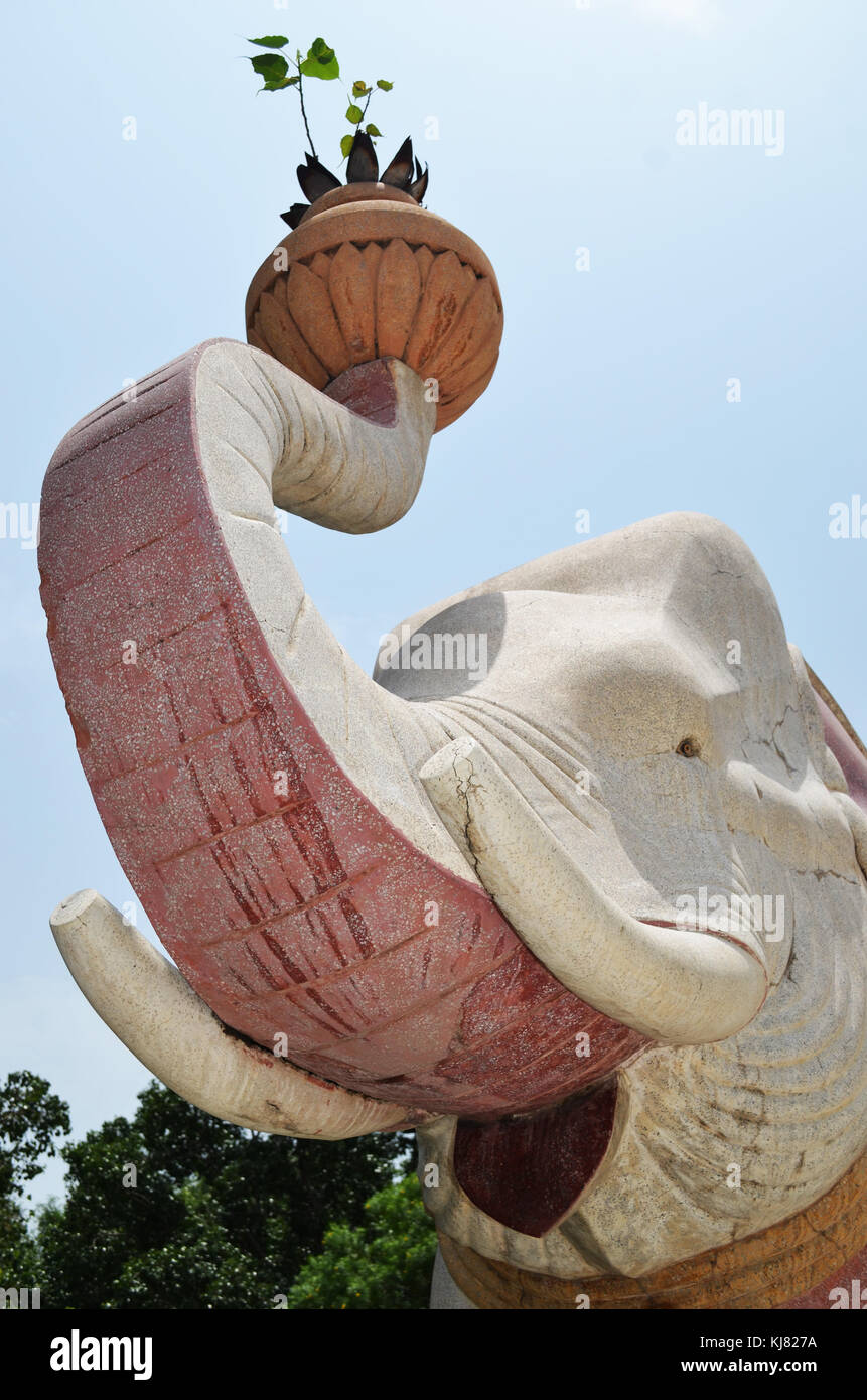 Statua di elefante fuori birla temple a Nuova Delhi in India Foto Stock