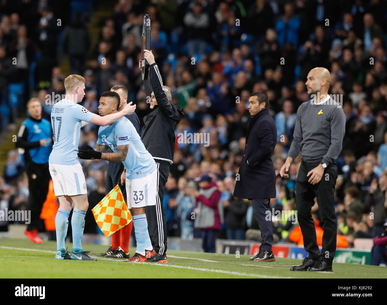 Kevin De Bruyne di Manchester City è sostituito da Gabriel Jesus durante la UEFA Champions League, partita del gruppo F all'Etihad Stadium di Manchester. Foto Stock