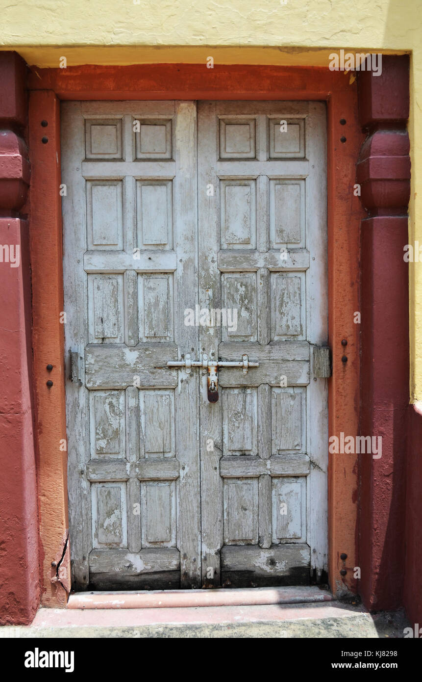 Porta con la vecchia porta di legno e pietra circondano prendere nello storico tempio indù di new delhi india Foto Stock