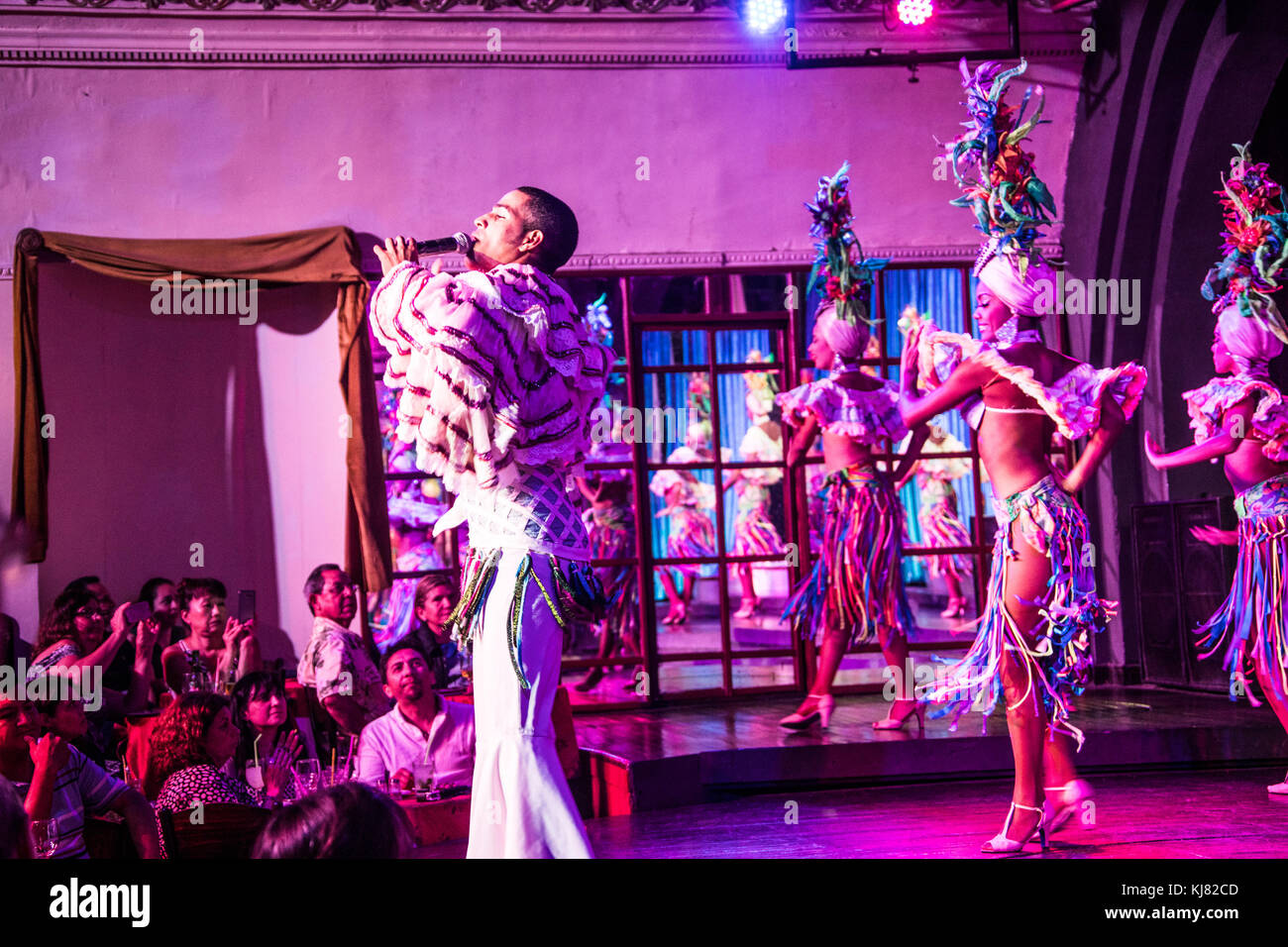 Prestazioni culturali danzare al Cabaret Parisien, Havana, Cuba Foto Stock