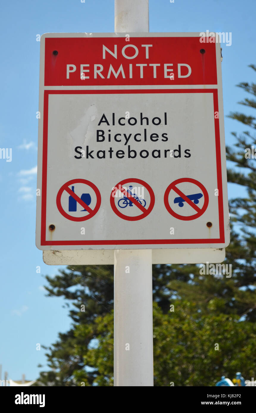 All'ingresso, Central Coast, NSW Australia non sono ammessi cartelli che indicano alcool, biciclette e skateboard Foto Stock