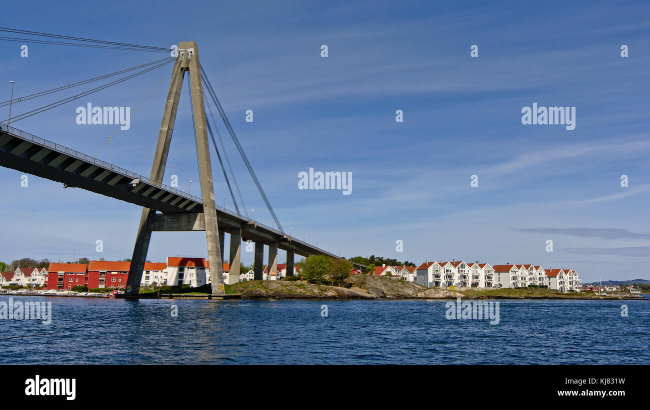 Sospeso con Cavi di sospensione ponte in stavanger, Norvegia, che collega la città con la vicina isola grasholmen in una giornata di sole Foto Stock