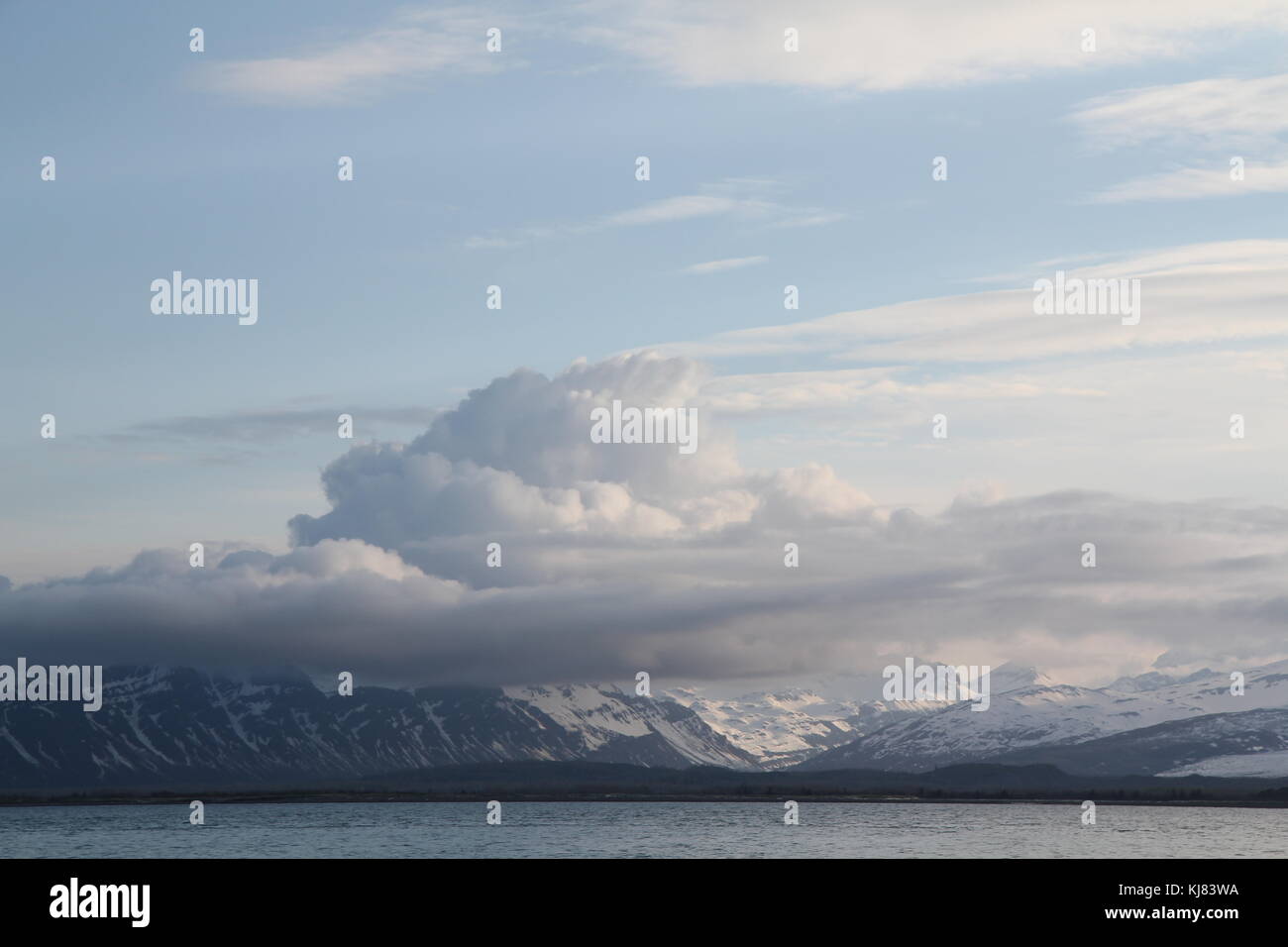 Hallo Bay picchi di montagna oscurata da nuvole, Katmai, Alaska Foto Stock