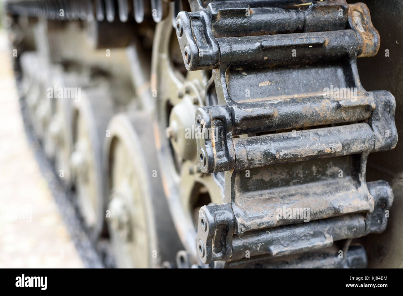 Vintage serbatoio sovietica le tracce appartenenti al bwp-2 personale armato troop carrier in verde scuro e nero vernice Foto Stock
