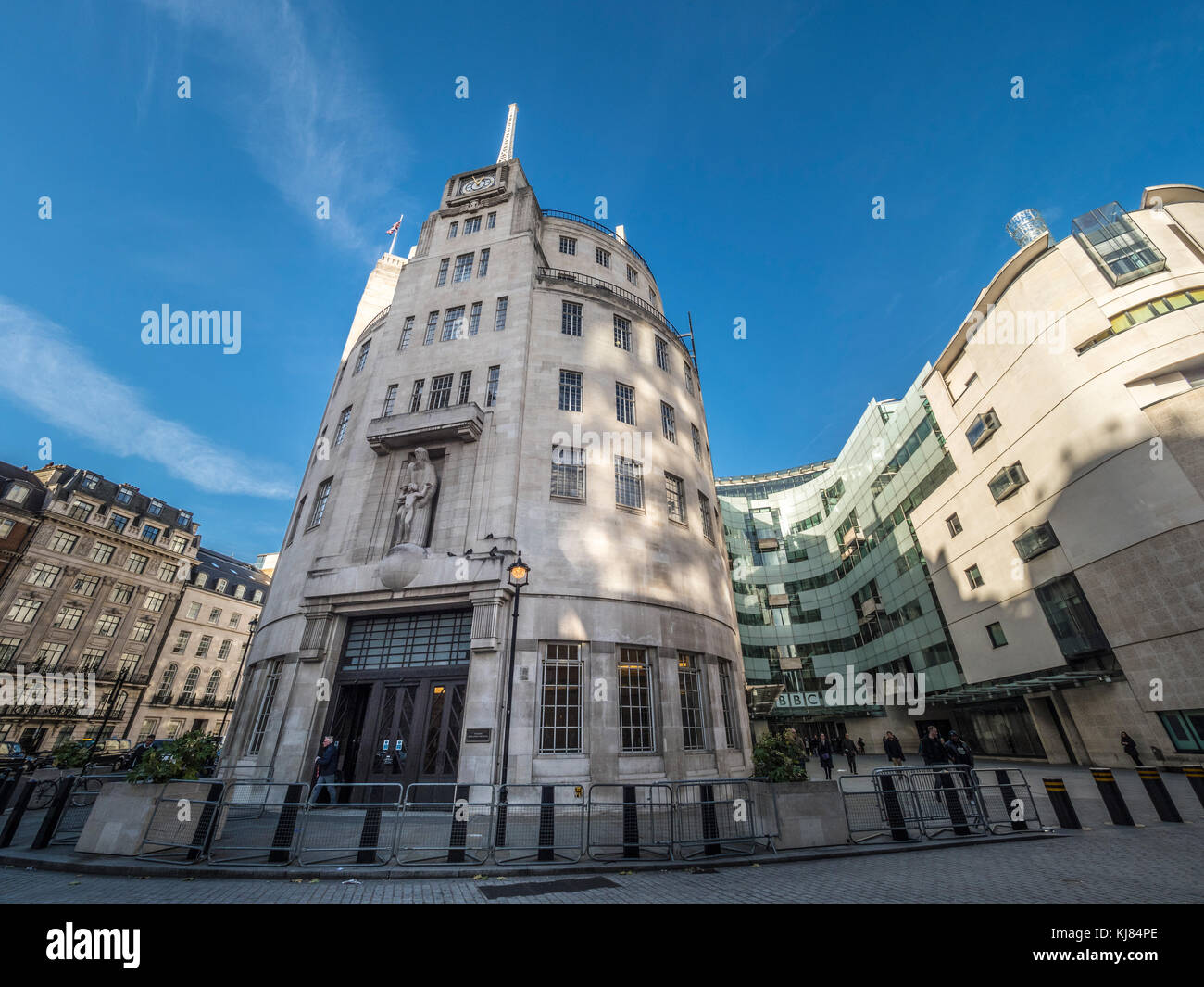 Sede della BBC, un rinnovato Portland edificio in pietra con taglio-bordo studios e una pubblica piazza. Portland Place, Londra, Regno Unito Foto Stock
