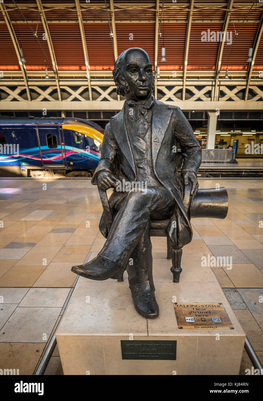 Statua di Isambard Kingdom Brunel presso la stazione di Paddington, London, Regno Unito Foto Stock