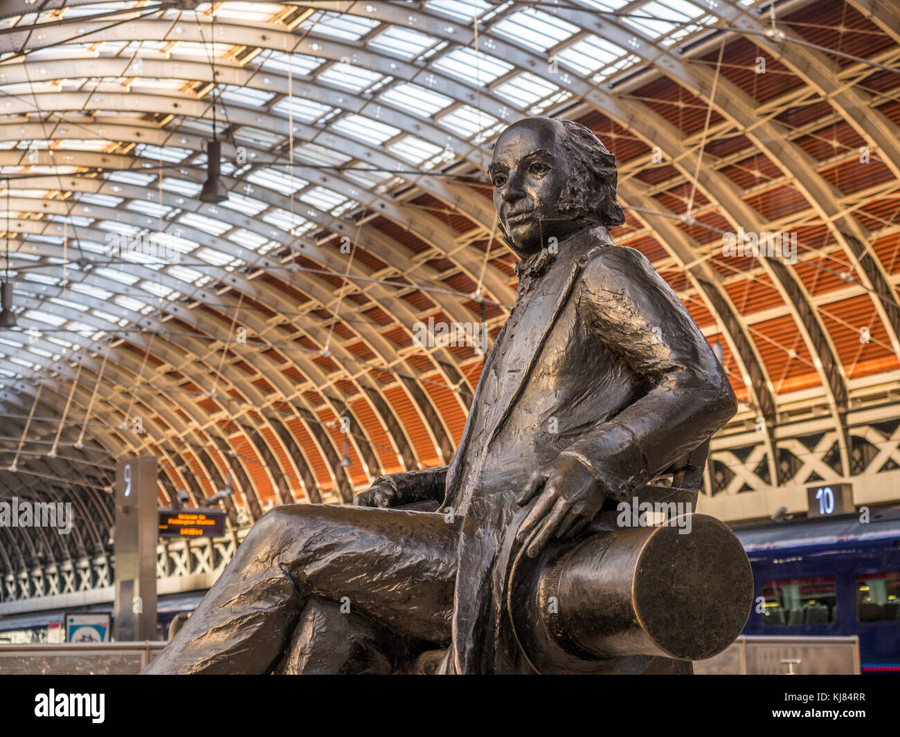 Statua di Isambard Kingdom Brunel presso la stazione di Paddington, London, Regno Unito Foto Stock