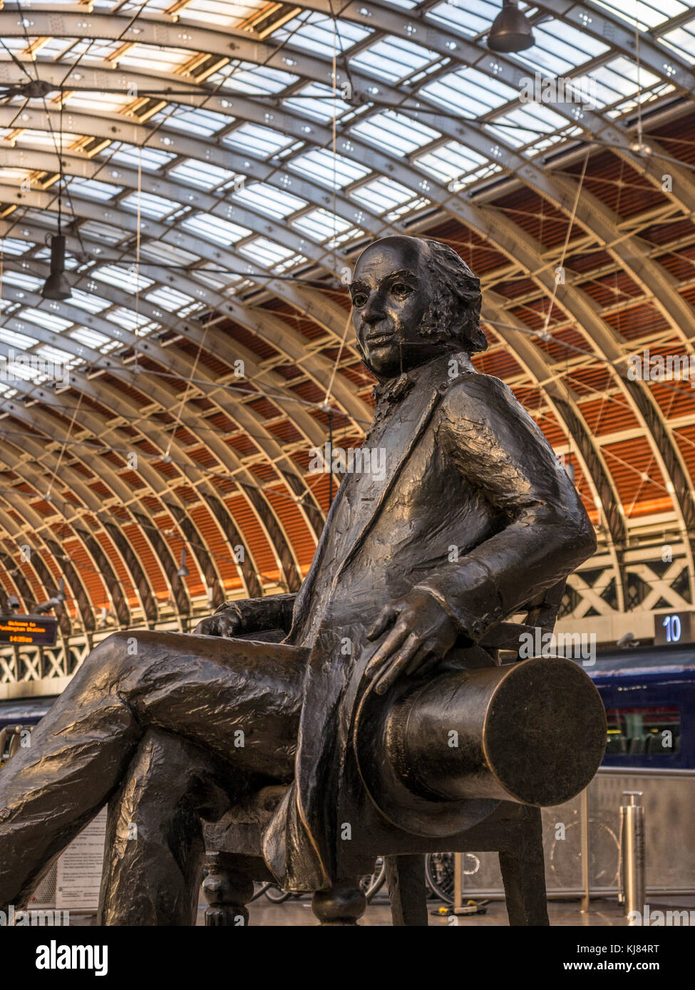 Statua di Isambard Kingdom Brunel presso la stazione di Paddington, London, Regno Unito Foto Stock