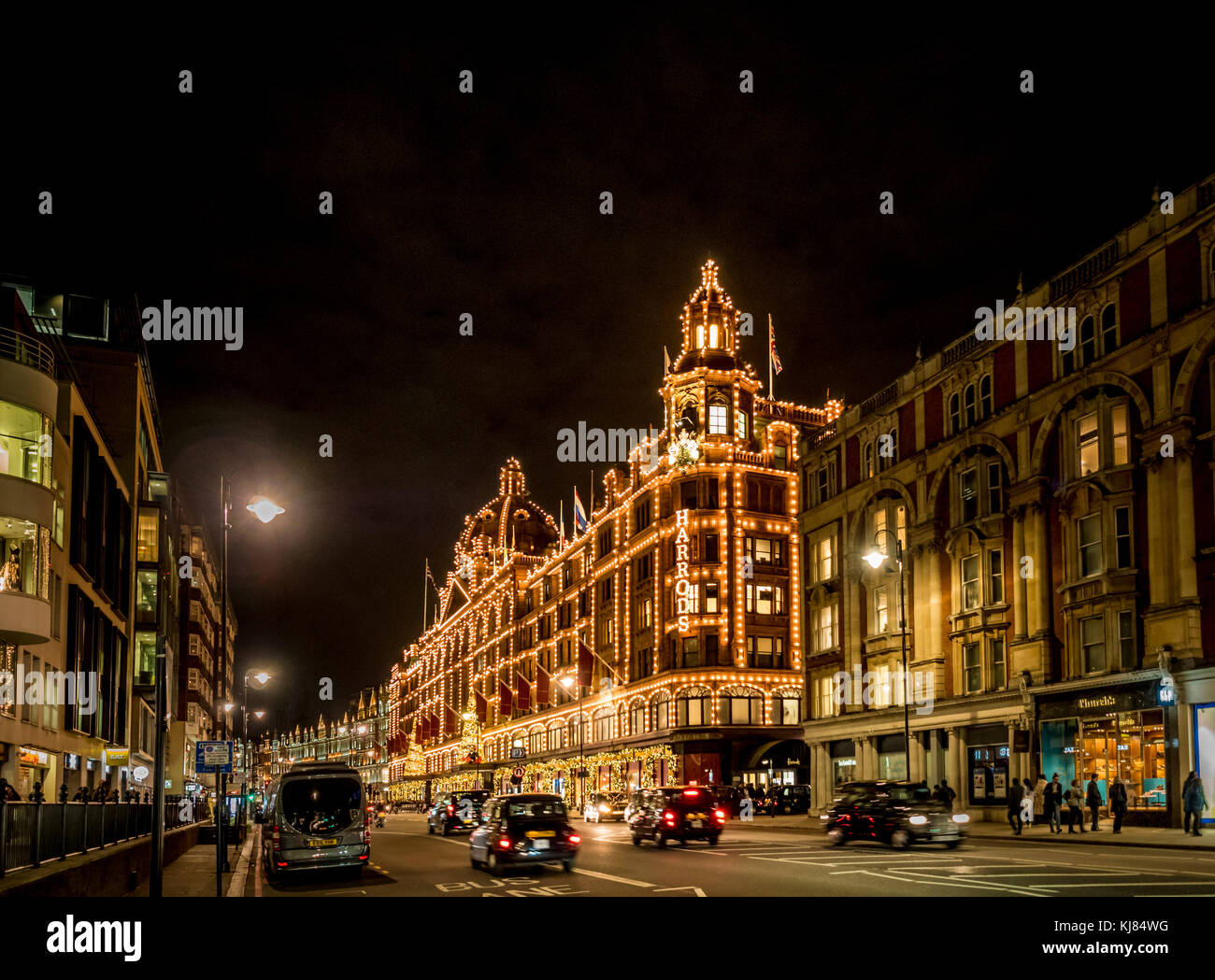 Harrods Luxury department store illuminata di notte, Londra, Regno Unito Foto Stock