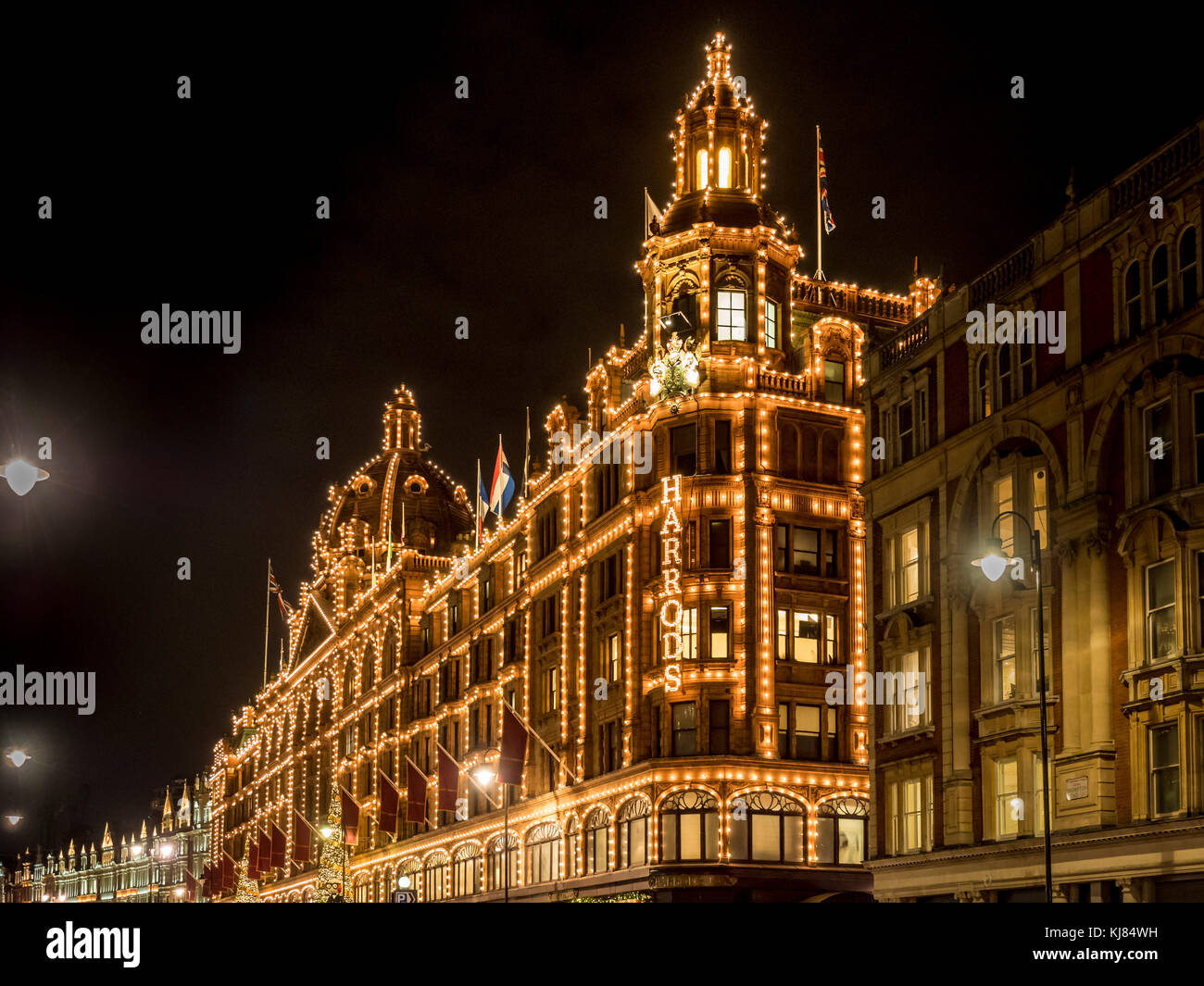 Harrods Luxury department store illuminata di notte, Londra, Regno Unito Foto Stock