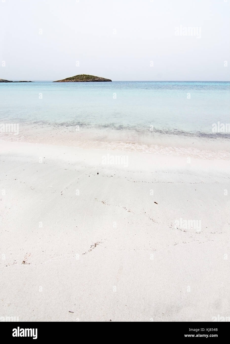 Vuoto morbido sognante Paradise beach con acqua cristallina in un nuvoloso giorno nel mese di ottobre in illetas, formentera, isole Baleari, Spagna. Foto Stock