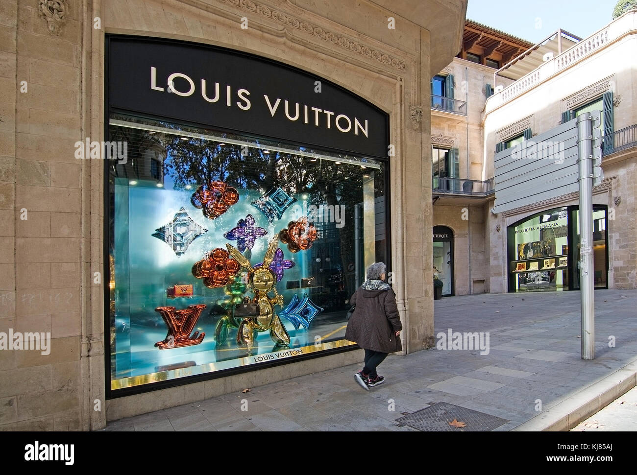 Maiorca, isole Baleari, Spagna - 8 novembre 2017: vedute urbane negozio Louis Vuitton vestito per vacanze a Palma de Mallorca in una giornata di sole su novem Foto Stock