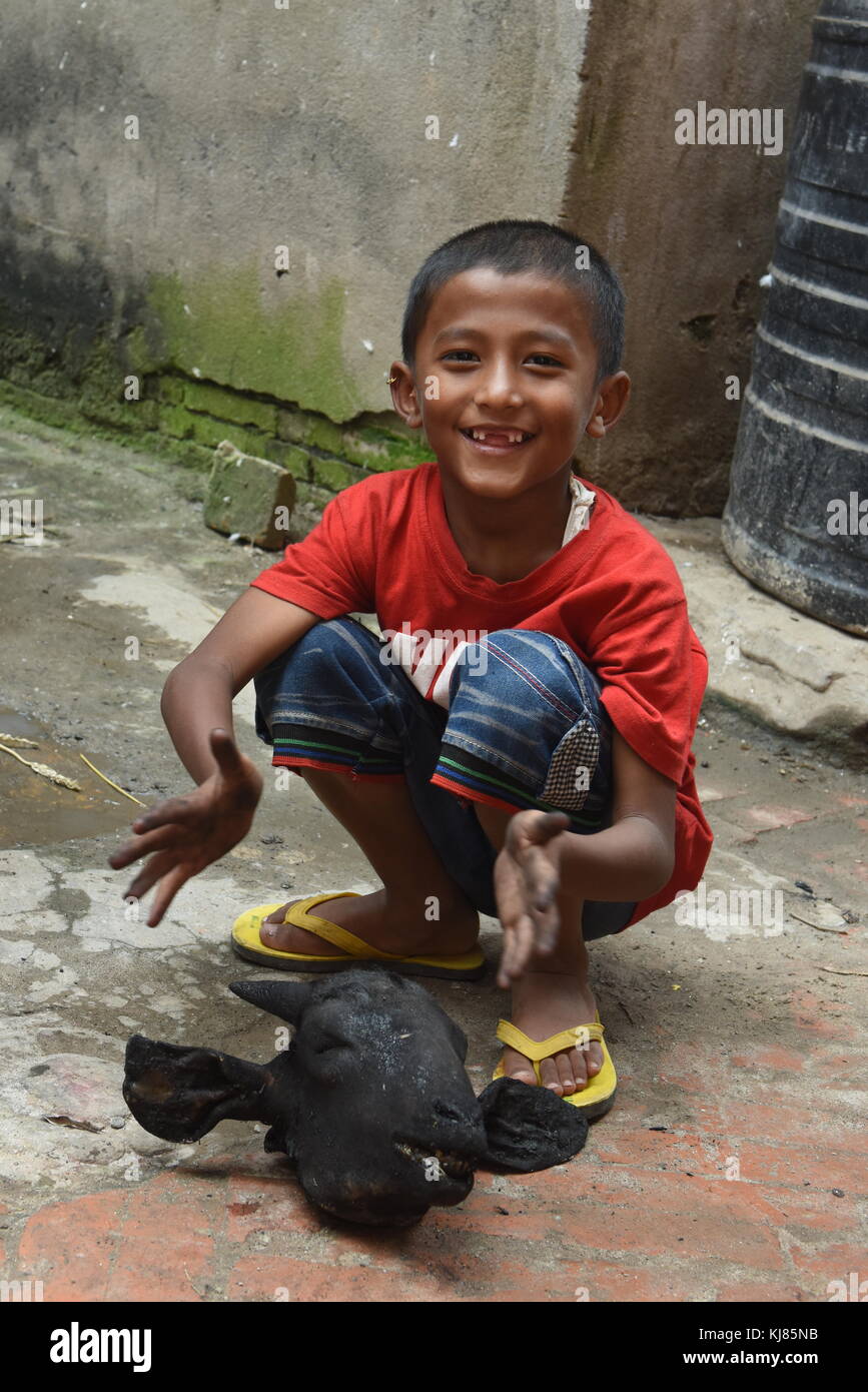 Ragazzo con una testa di capra durante il Dasain holiday, Kathmandu, Nepal Foto Stock