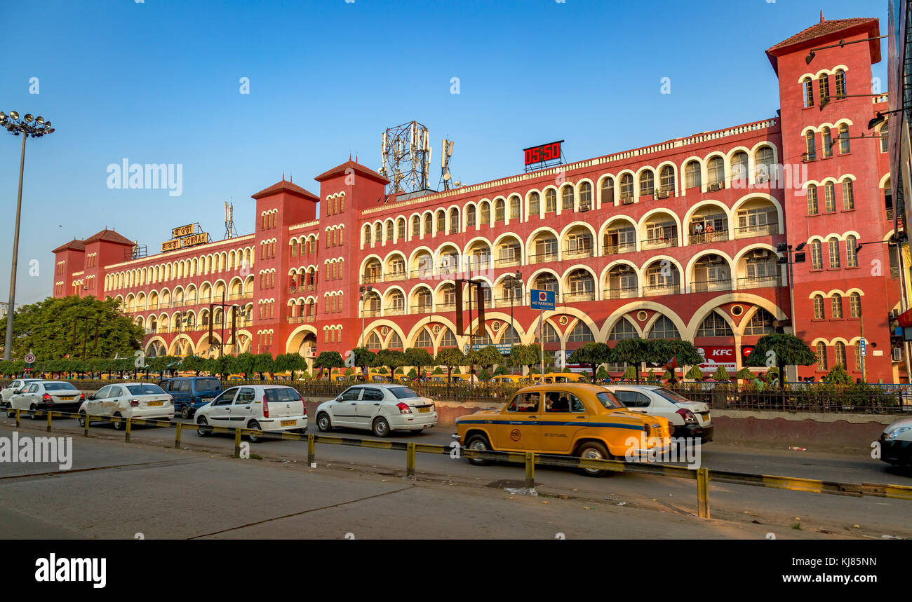 La stazione di Howrah e' un antico edificio architettonico coloniale a Kolkata con vista del traffico cittadino e dei famosi taxi gialli della citta'. Foto Stock