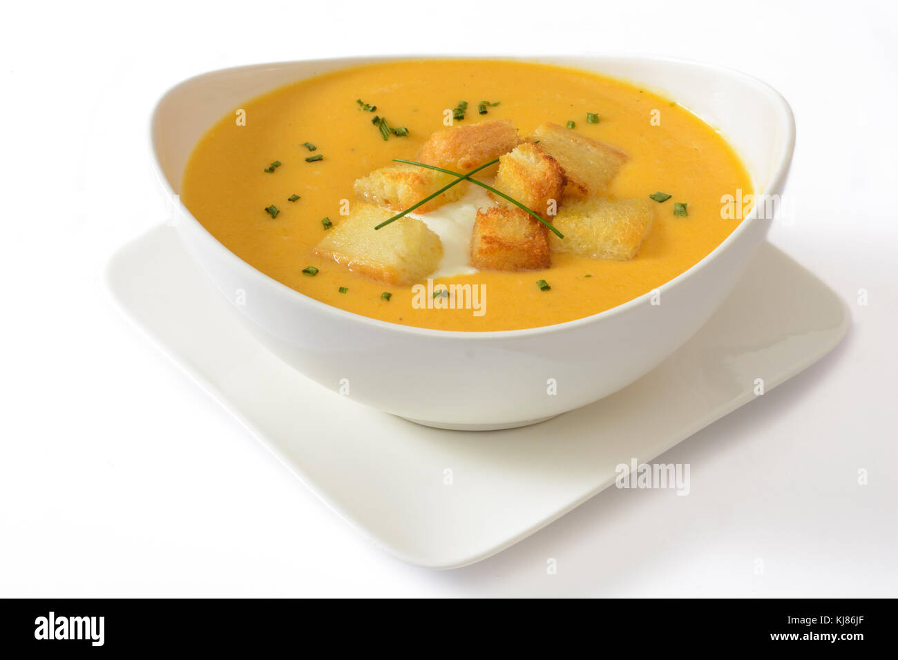 Zuppa di zucca e crouton isolati su sfondo bianco Foto Stock