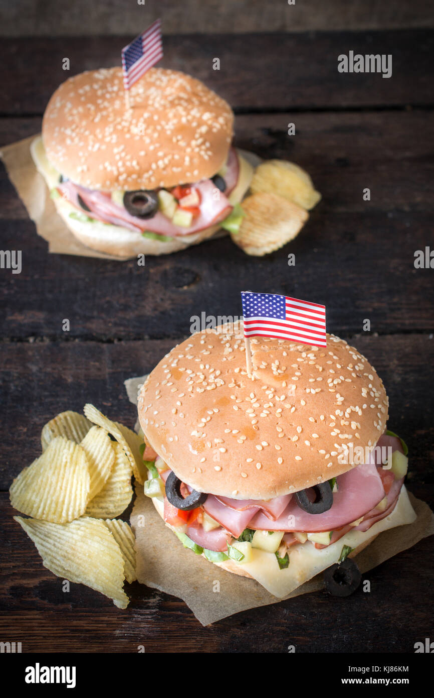 Panini e patatine con bandierine americane sulla parte superiore,fuoco selettivo Foto Stock