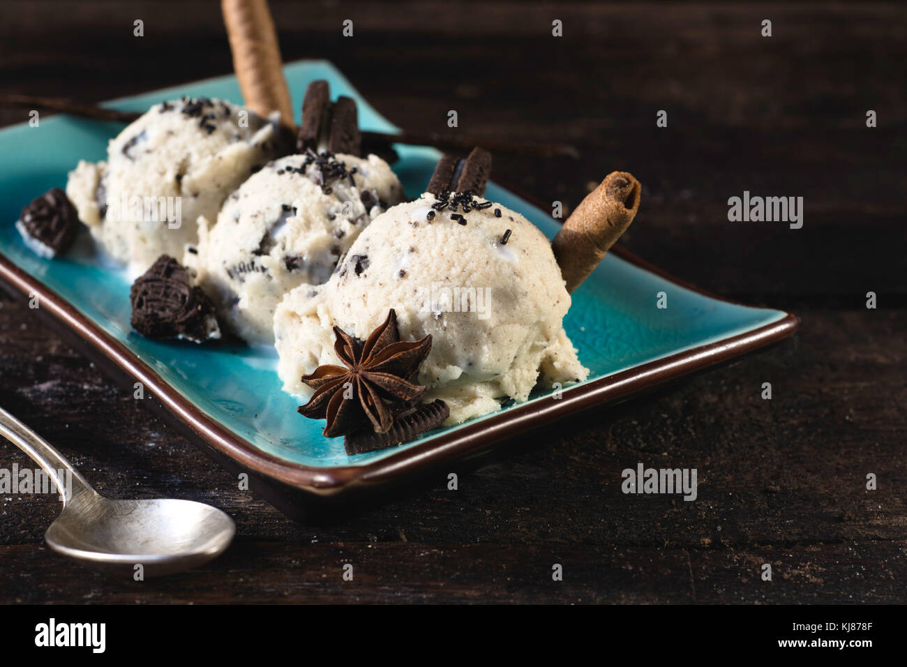 Stracciatella gelato fatto in casa e i cookie nella piastra,fuoco selettivo Foto Stock