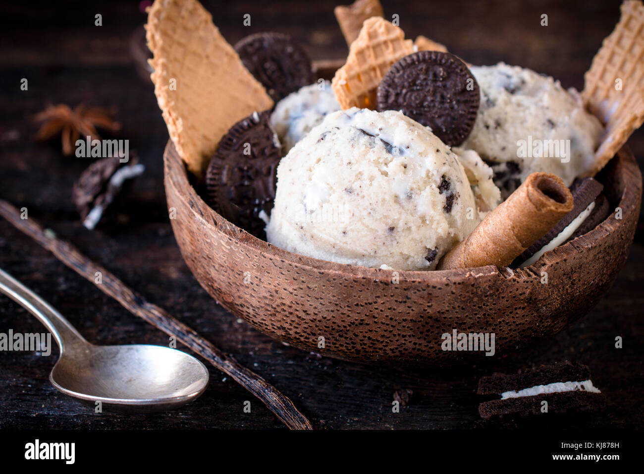 Stracciatella gelato e biscotti nella ciotola di legno,fuoco selettivo Foto Stock