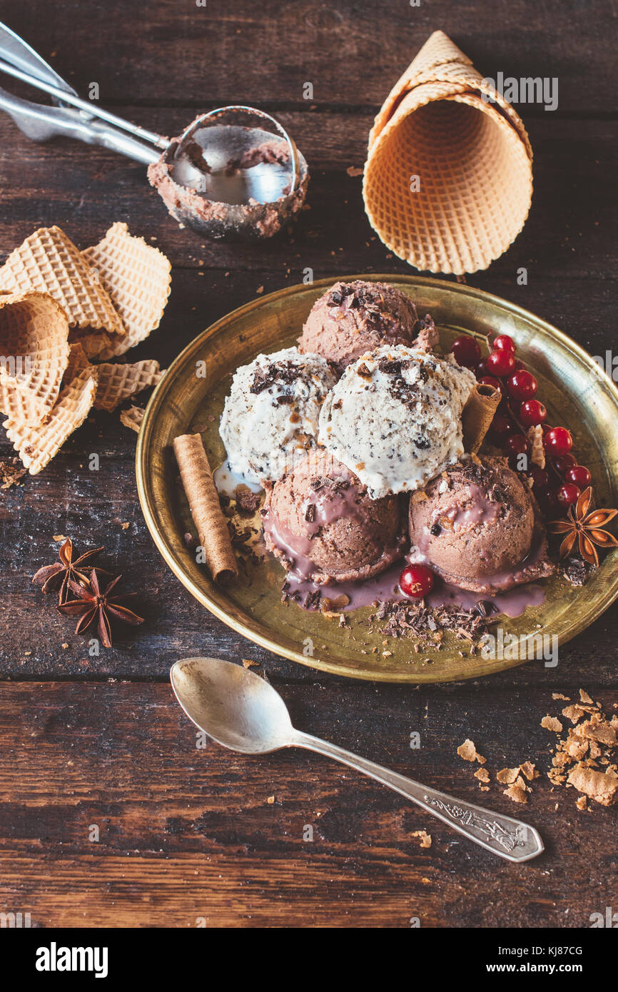 Dolce gelato fatto in casa con stracciatella e sapore di cioccolato,fuoco selettivo Foto Stock
