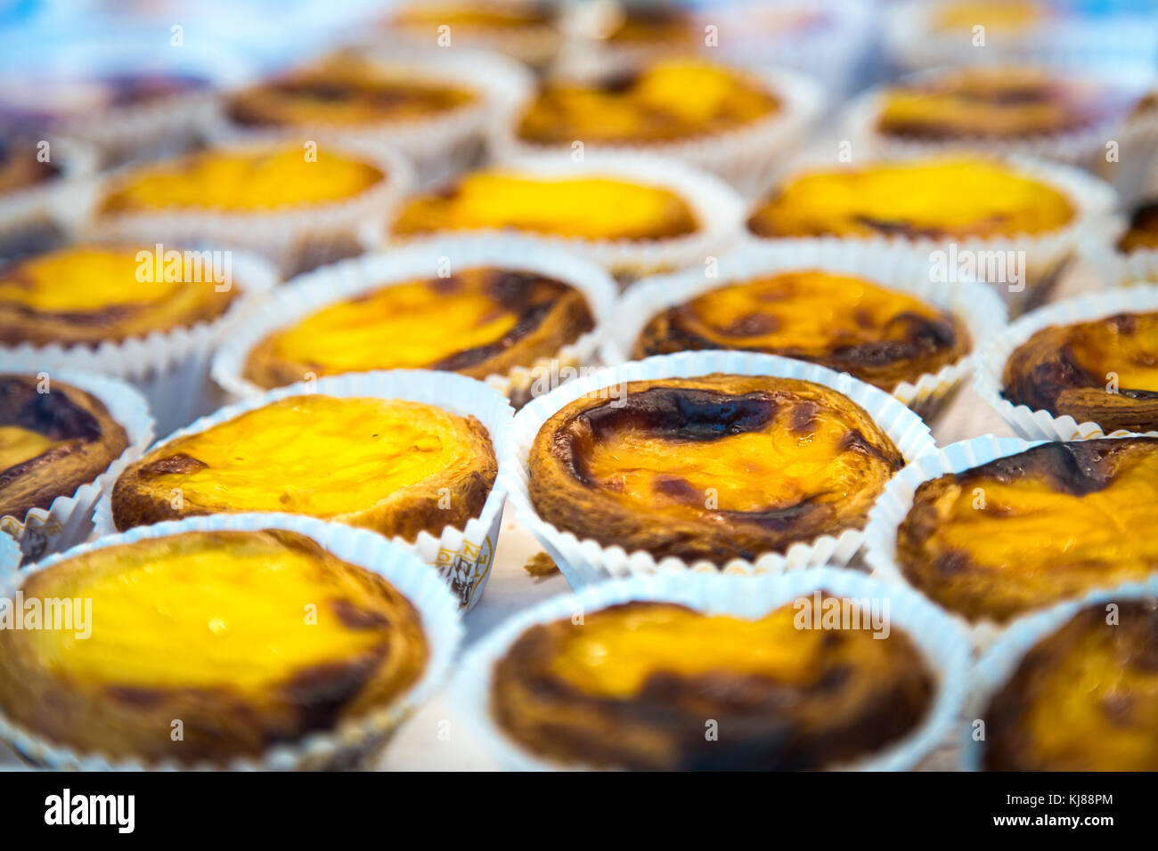 Righe del pastel de nata, tradizionale dolce portoghese, in un negozio Foto Stock