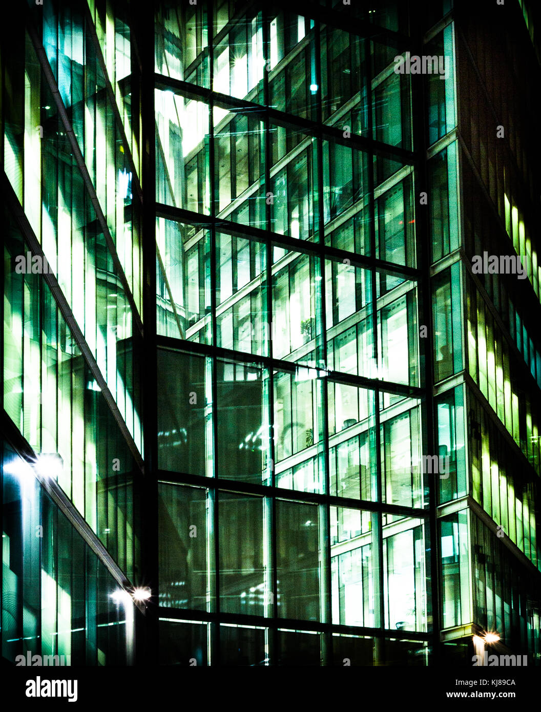 Un astratto delle finestre illuminate degli uffici di Londra di notte. Novembre 2017 Foto Stock