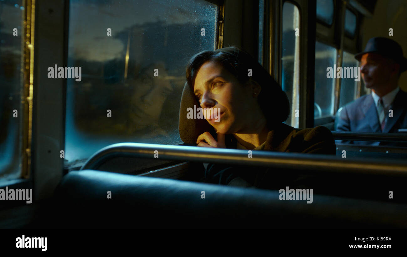 DATA di uscita: 8 dicembre 2017 TITOLO: The Shape of Water CASA DI PRODUZIONE: Fox Searchlight Pictures REGISTA: Guillermo del Toro TRAMA: Un'altra favola mondana, sullo sfondo dell'era della Guerra fredda America circa 1963. Nel laboratorio nascosto del governo di alta sicurezza dove lavora, Elisa solitaria (Sally Hawkins) è intrappolata in una vita di silenzio e di isolamento. La vita di ELISA è cambiata per sempre quando lei e il collega Zelda (Octavia Spencer) scoprono un esperimento segreto classificato. Protagonisti: Sally HAWKINS come Elisa. (Credit Image: © Fox Searchlight Pictures/Entertainment Pictures) Foto Stock