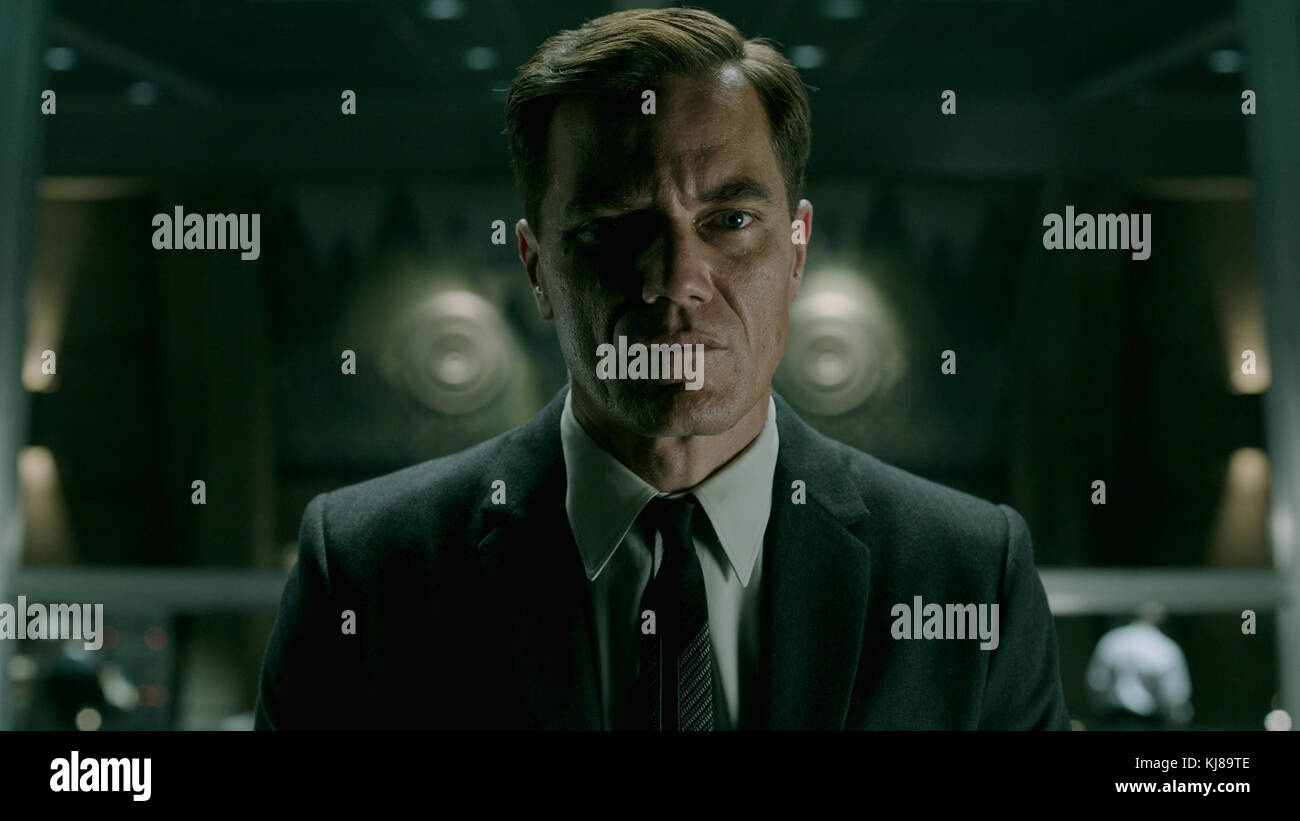 DATA di uscita: 8 dicembre 2017 TITOLO: The Shape of Water CASA DI PRODUZIONE: Fox Searchlight Pictures REGISTA: Guillermo del Toro TRAMA: Un'altra favola mondana, sullo sfondo dell'era della Guerra fredda America circa 1963. Nel laboratorio nascosto del governo di alta sicurezza dove lavora, Elisa solitaria (Sally Hawkins) è intrappolata in una vita di silenzio e di isolamento. La vita di ELISA è cambiata per sempre quando lei e il collega Zelda (Octavia Spencer) scoprono un esperimento segreto classificato. Starring: Michael SHANNON come Strickland. (Credit Image: © Fox Searchlight Pictures/Entertainment Pictures) Foto Stock