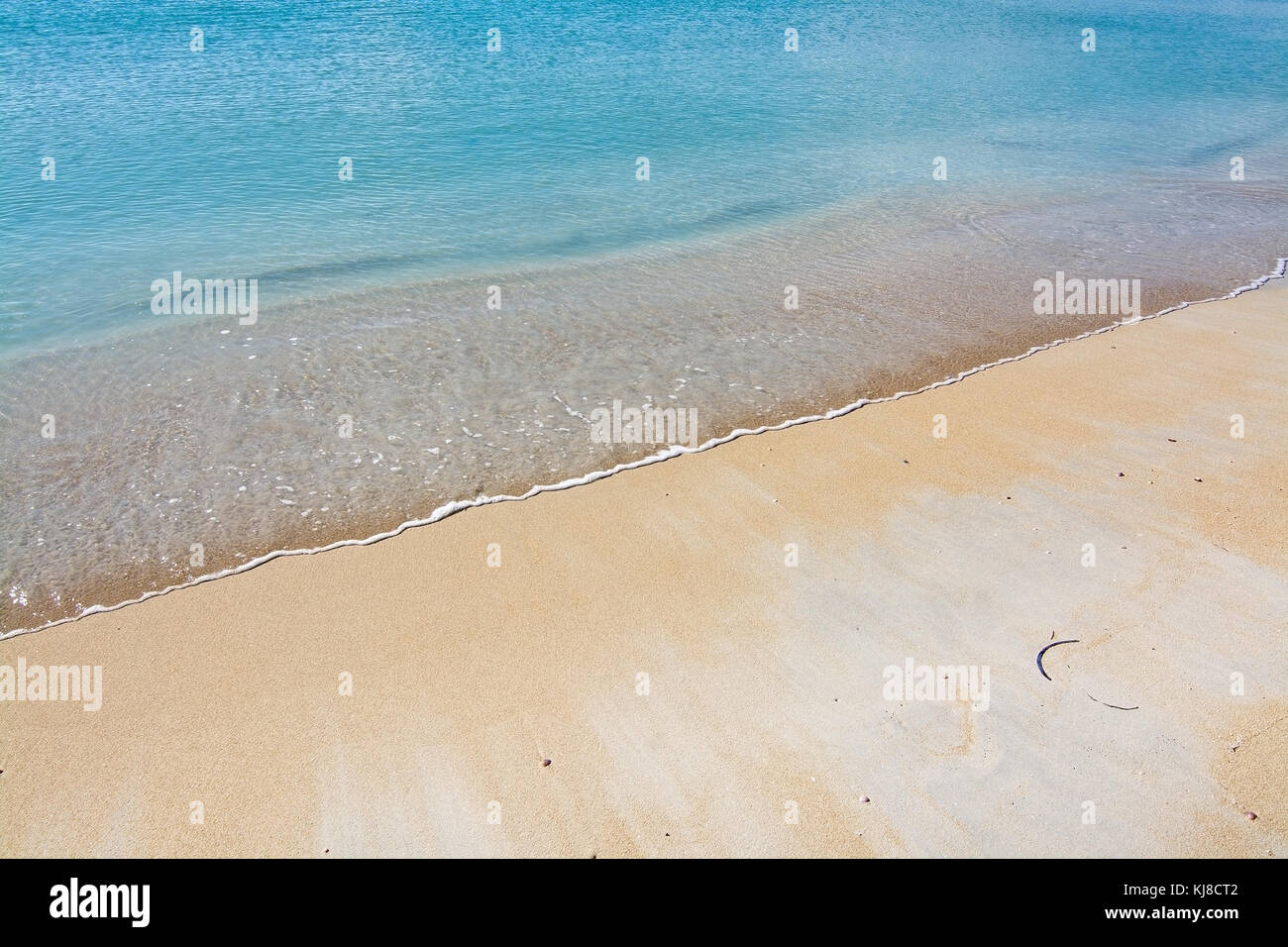 Spiaggia di sabbia e il verde oceano turchese acqua a Maiorca, isole Baleari, Spagna. Foto Stock