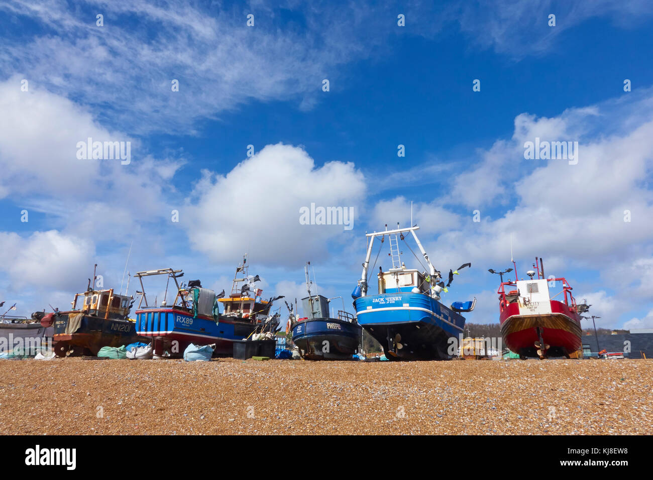 Attività di pesca i pescherecci con reti da traino su Hastings Old Town Stade di pescatori di spiaggia, Rock-a-Nore, East Sussex. Regno Unito Foto Stock