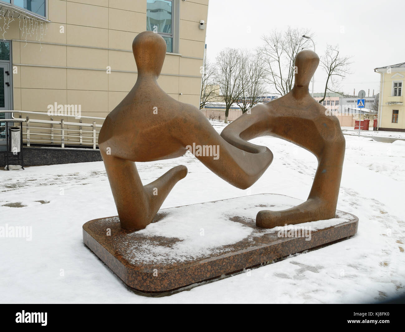 24.12.2016.Bielorussia.gomel.La scultura,su un tema commerciale,installato nell'edificio della banca. Foto Stock