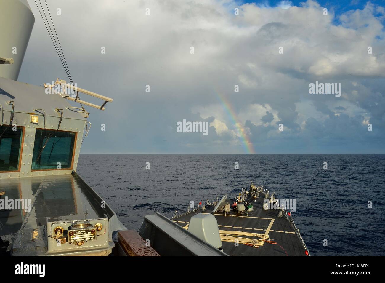 Il Arleigh Burke-class guidato-missile destroyer USS Porter (DDG 78) transita il Mediterraneo Foto Stock